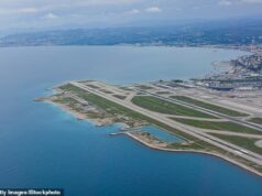 O capitão do avião de passageiros desmaiou ao se aproximar da pista – depois largou os controles, forçando o jato a fazer uma curva acentuada para a esquerda e para a direita enquanto o co-piloto tentava assumir o controle.