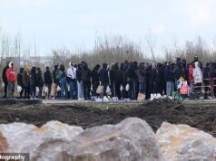Imigrantes muçulmanos em Calais fazem fila para receber centenas de pacotes de alimentos do Ramadã oferecidos por instituições de caridade britânicas, irritando os moradores locais que dizem que atraem seus barcos para a área para travessia.