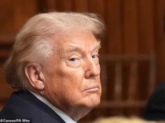 Trump voltou a atacar os aliados “indiferentes” da NATO, dizendo que eles “agiriam rapidamente” se ele “destruísse o Irão” e lhes entregasse o Estreito de Ormuz.