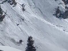 Uma gôndola em uma estação de esqui suíça cai de um cabo e cai de uma montanha, ferindo gravemente uma pessoa