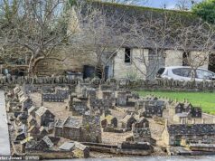 Uma casa de fazenda listada como Grade II com uma característica altamente incomum no jardim da frente chega ao mercado por £ 1,6 milhão