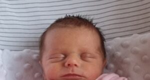 Momento de assassinato de bebê Papai chora que suas algemas estão “muito apertadas” quando ele é preso por matar sua filha de cinco semanas