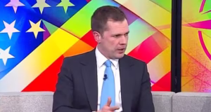 Agora, Robert Jenrick, do Reform UK, criticou Donald Trump por ‘doer’ publicamente Keir Starmer – já que ele diz que Nigel Farage não teria se juntado aos ataques aéreos ao Irã.
