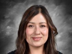 Secretária de ensino médio de aparência elegante, 34, acusada de agredir sexualmente uma estudante de 13 anos