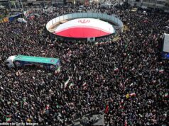 Milhares de pessoas comparecem ao funeral do líder substituto do Irão, Ali Larijani, e do seu filho, enquanto os seus corpos são exibidos em camiões decorados com fotografias dos mortos.