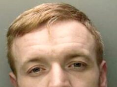 Ladrão armado ‘tire-me daqui’ depois que um funcionário da loja o segura atrás de venezianas no meio de uma operação