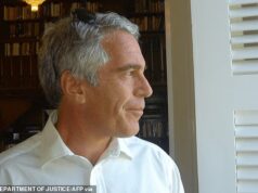 Pastora suspensa depois que sua escandalosa ligação com Epstein foi exposta… porque ela se comparou a Jesus enquanto defendia o relacionamento deles