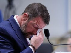 O substituto indicado de Trump começou a chorar ao enfrentar um interrogatório brutal no Senado