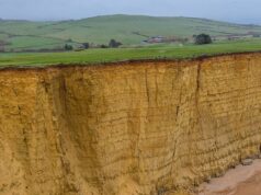 Mais de 40 estudantes de geologia arriscam suas vidas para ficarem sob um penhasco em ruínas de 150 pés – ignorando os sinais de alerta de queda de rochas