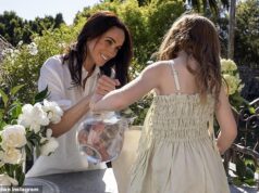 Meghan dá uma olhada nos ‘ajudantes da mamãe’ Archie e Lilybet no vídeo dos ‘bastidores’ de seu último lançamento As Ever