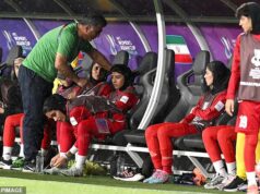 As jogadoras de futebol iranianas chegam em casa e são recebidas como heroínas… mas no fundo elas são um lembrete arrepiante dos perigos que espreitam.