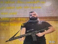 O atirador da sinagoga de Michigan posa com o mesmo rifle que usou poucas horas antes do ataque