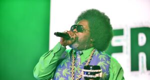 Afroman vence processo por difamação de US$ 3,9 milhões por causa de imagens de batida policial usadas no videoclipe do rapper e na música zombando de policiais