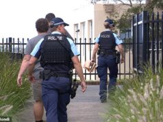 A polícia correu para a Rose Bay High School após relatos de um adolescente com uma arma de fogo