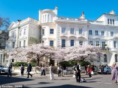 A primavera chegou oficialmente em Notting Hill enquanto legiões de influenciadores descem para tirar fotos perfeitas para o Insta na frente de árvores floridas.