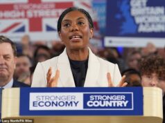 Kimmy Badenoch diz que os conservadores estão ‘voltando’ enquanto ela inicia a campanha eleitoral local do partido atacando Nigel Farage e o ‘hipnotizador de seios’ Jack Polanski