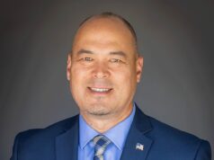 O recém-eleito prefeito de Idaho, 47, desmaia e morre após falar em reunião oficial