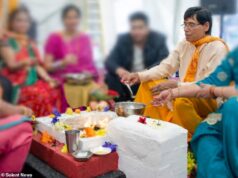 Padre hindu expulso de seu templo aos 68 anos por ser “muito velho” vence acusação de discriminação por idade