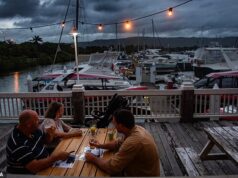 O maior ciclone numa geração aproxima-se da costa de Queensland, à medida que os residentes são colocados sob alertas severos e os militares colocados em prontidão.