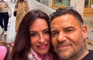 A ex-stripper dos Dreamboys foi vista rindo e brincando com a namorada em sua casa na França horas antes de ela ser baleada