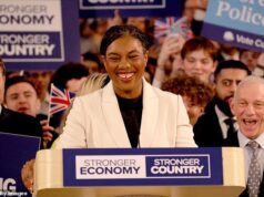 Quentin Letts: Kimmy é tão brincalhona hoje em dia que seu olhar dança com travessura. Eu fiz um buraco no meu caderno quando ele disse a palavra ‘bub’!