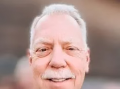 Avô de 69 anos morre após andar de bicicleta em buraco