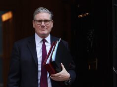 Quase um quarto dos britânicos afirma ter votado erradamente nas eleições gerais – e o arrependimento é maior entre os apoiantes trabalhistas, no meio da frustração generalizada com o custo de vida.