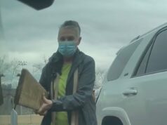 ‘Karen’ foi flagrada pela câmera danificando o Tesla Cybertruck com uma placa cravejada de pregos, diz a polícia