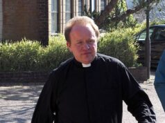 Professora casada, 62 anos, que forçou o pároco a instalar CCTV banido de sua igreja após uma campanha de assédio “implacável e impenitente”