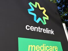Milhões de australianos receberão hoje um aumento de pagamento do Centrelink: quanto mais