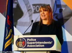 A Ministra da Polícia revela que seus filhos foram vítimas de sequestradores de telefones… e não tem ideia se os culpados foram pegos, pois os policiais não responderam a ela