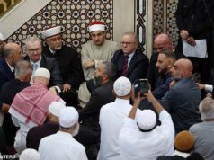 Momento tenso Anthony Albanese forçado a deixar a mesquita cantando ‘Allahu Akbar’ após ser rotulado de ‘apoiador do genocídio’