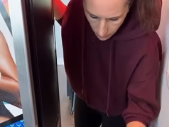 Anfitriões do Airbnb ficam arrasados quando os hóspedes entram no jogo de fliperama depois que um tabuleiro em tamanho real é destruído em sua casa de Banco Imobiliário