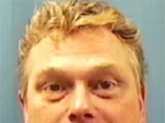 Dono de clube de comédia com câncer terminal mata ex-sogro e persegue ex-mulher que escapa milagrosamente antes de enfrentar seu próprio destino horrível