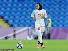 Jogador de futebol iraniano que retorna afirma que a polícia australiana pressionou os jogadores a ficarem