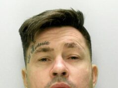 Um policial grita de dor quando um homem o morde na perna durante uma prisão