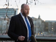 A disputa pela liberdade de expressão se aprofunda depois que o parlamentar conservador afirma que a oração muçulmana em massa é um ‘ato de supremacia’