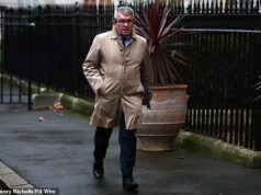 O chefe da fronteira do Reino Unido renunciou após não conseguir conter o número de travessias de migrantes no Canal da Mancha