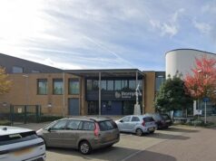 Uma professora de inglês que disse a estudantes transgêneros que havia “algo mentalmente errado” com eles foi autorizada a manter seu emprego