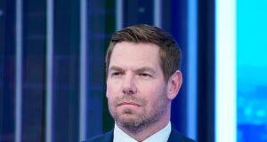 Eric Swalwell mantém lugar na votação para governador da Califórnia depois que o juiz rejeita o processo alegando que o democrata mentiu sobre morar no estado