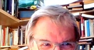 O relógio do autor sueco foi roubado poucas horas depois de seu voo para Londres por um migrante argelino que foi preso no fundo de um caminhão quando deixava o Reino Unido com destino à França com vários relógios, ouviu um tribunal.