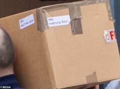 Andrew Mountbatten-Windsor ainda se autodenomina Sua Alteza Real, apesar de ter seu título destituído pelo insulto de Epstein quando seus pertences embalados chegam à sua casa em Sandringham.