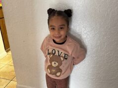 Doce menina de 4 anos está lutando por sua vida depois de engolir uma bateria de brinquedo que abriu um buraco em seu esôfago