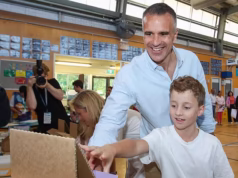 One Nation está liderando as pesquisas enquanto os australianos fazem fila por horas para votar nas eleições do Sul da Austrália