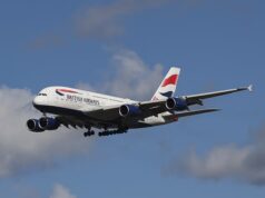 Passageiro que morreu em voo da British Airways saiu em cozinha aquecida por 13 horas depois que outros passageiros reclamaram do cheiro