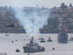 Navios de guerra desfilam pelo porto de Sydney em uma demonstração espetacular do poder naval australiano