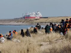 A França resgatou 78 migrantes que tentavam cruzar o Canal da Mancha para o Reino Unido em um pequeno barco depois que seu motor quebrou