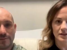 Surfista acerta tubarão, cheira as próprias mãos, pula em sua prancha e morde ambas as pernas em um ataque frenético