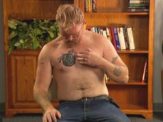 Elizabeth Warren apóia candidato com tatuagem ligada ao nazismo depois que Pete Hegseth considera a tinta cristã uma ‘ameaça’