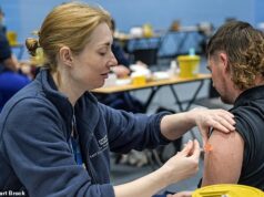 A vacina contra meningite B deve ser administrada a todos os adolescentes, afirma especialista em doenças infecciosas